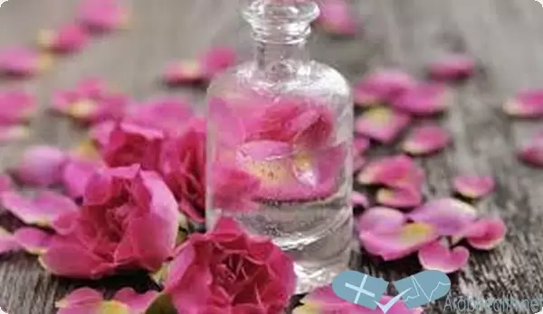 فوائد ماء الورد للوجه قبل النوم